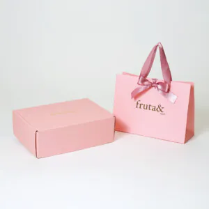 ピンクでフェミニンなカフェのパッケージ0