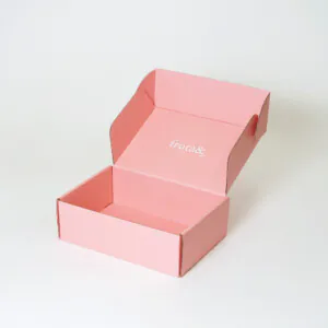 ピンクでフェミニンなカフェのパッケージ8